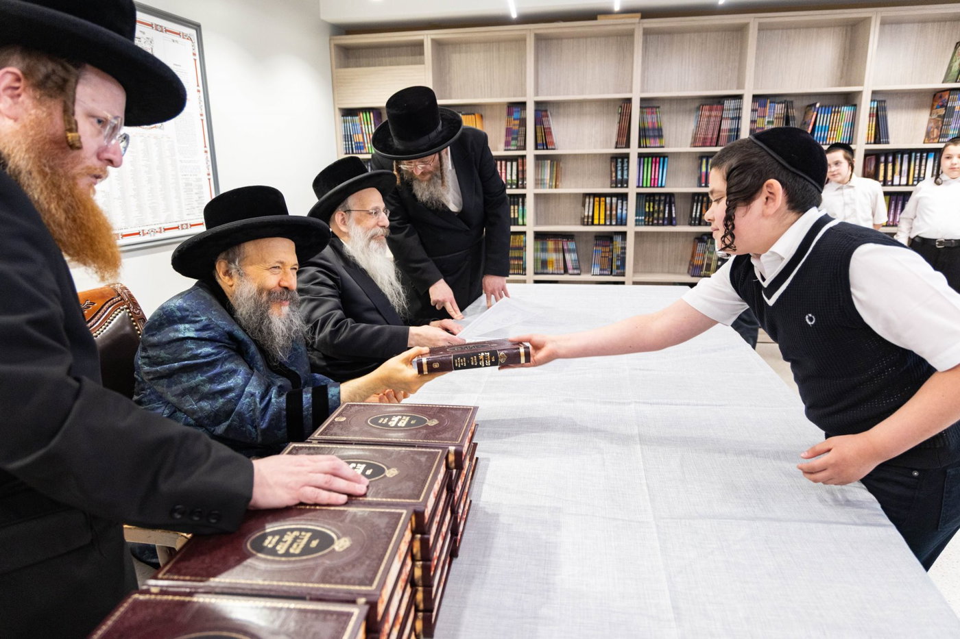האדמו"ר מבאבוב 45 בביקור בקרב תלמידיו לפני צאתם לקאנטרי 