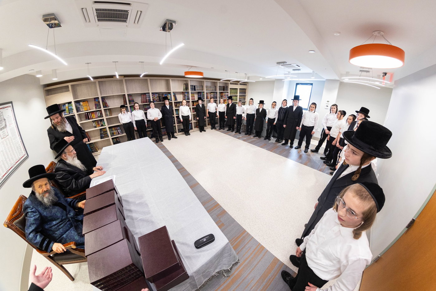 האדמו"ר מבאבוב 45 בביקור בקרב תלמידיו לפני צאתם לקאנטרי 