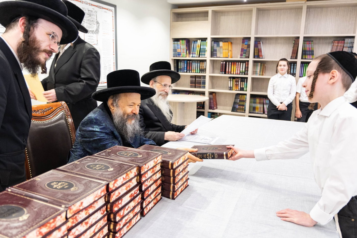 האדמו"ר מבאבוב 45 בביקור בקרב תלמידיו לפני צאתם לקאנטרי 