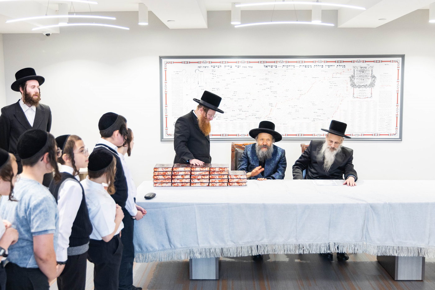 האדמו"ר מבאבוב 45 בביקור בקרב תלמידיו לפני צאתם לקאנטרי 