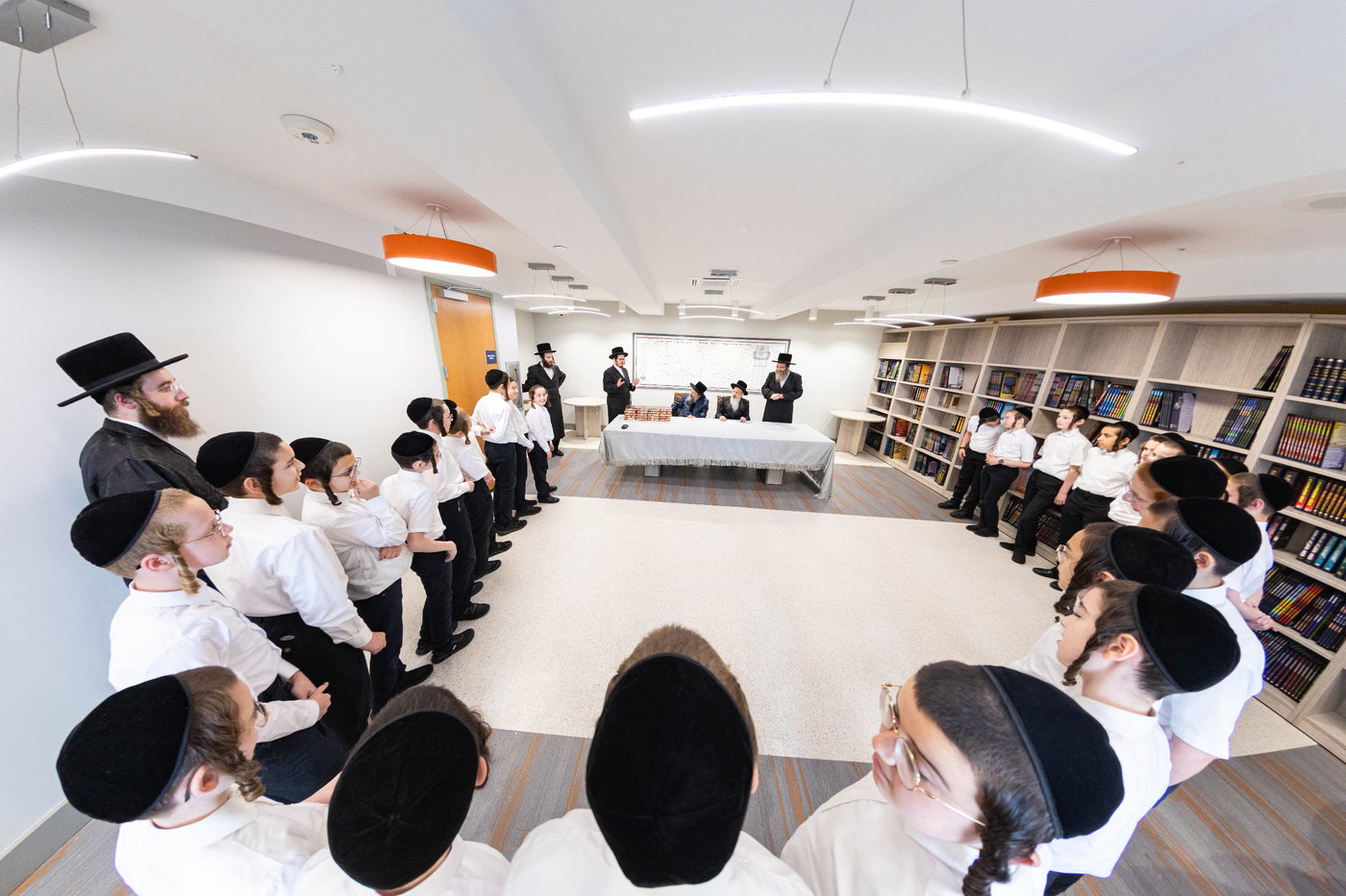 האדמו"ר מבאבוב 45 בביקור בקרב תלמידיו לפני צאתם לקאנטרי 