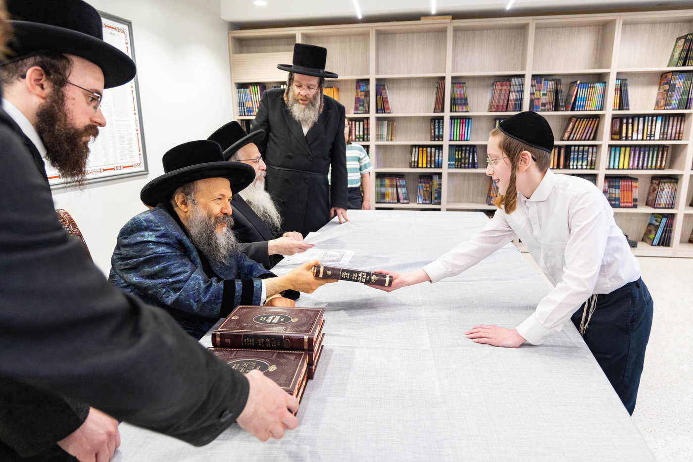 האדמו"ר מבאבוב 45 בביקור בקרב תלמידיו לפני צאתם לקאנטרי 