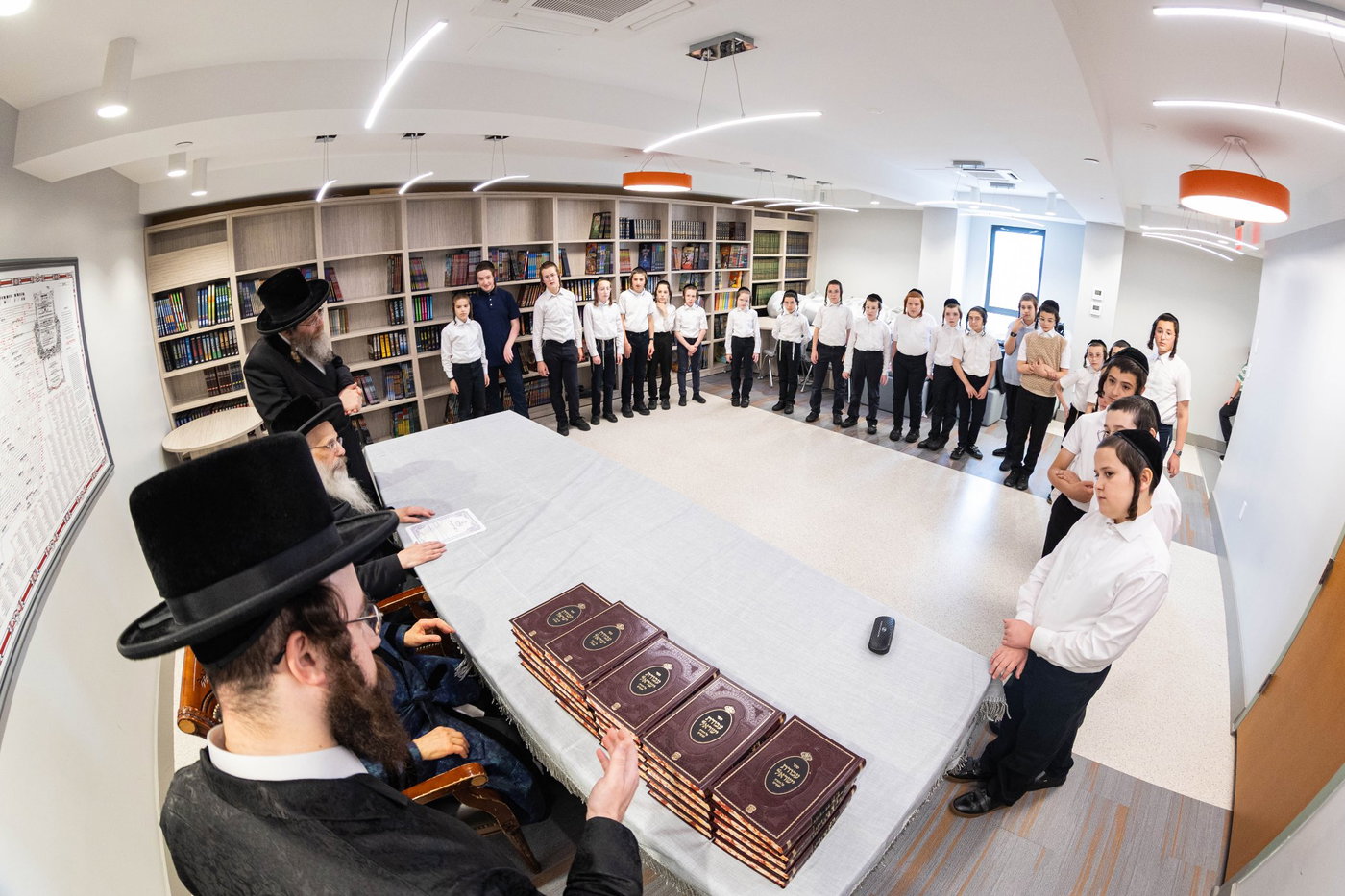 האדמו"ר מבאבוב 45 בביקור בקרב תלמידיו לפני צאתם לקאנטרי 