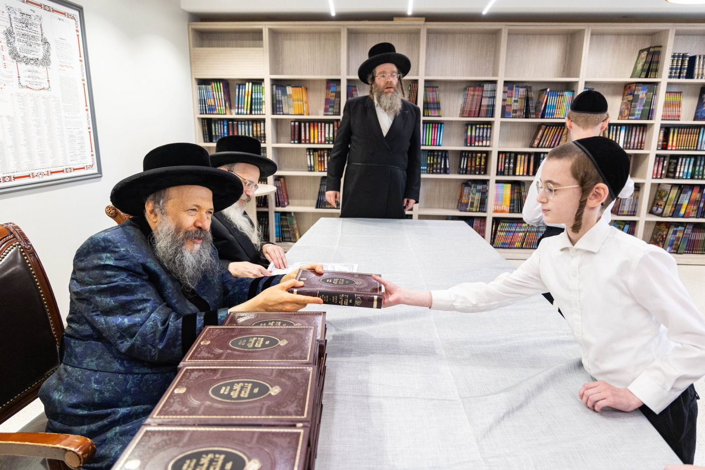 האדמו"ר מבאבוב 45 בביקור בקרב תלמידיו לפני צאתם לקאנטרי 