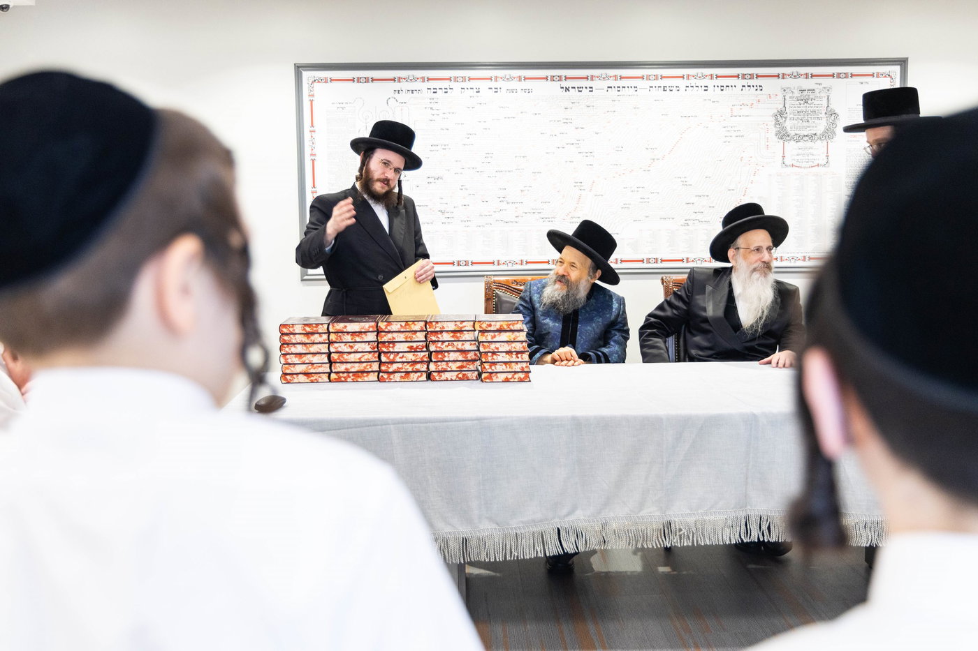 האדמו"ר מבאבוב 45 בביקור בקרב תלמידיו לפני צאתם לקאנטרי 