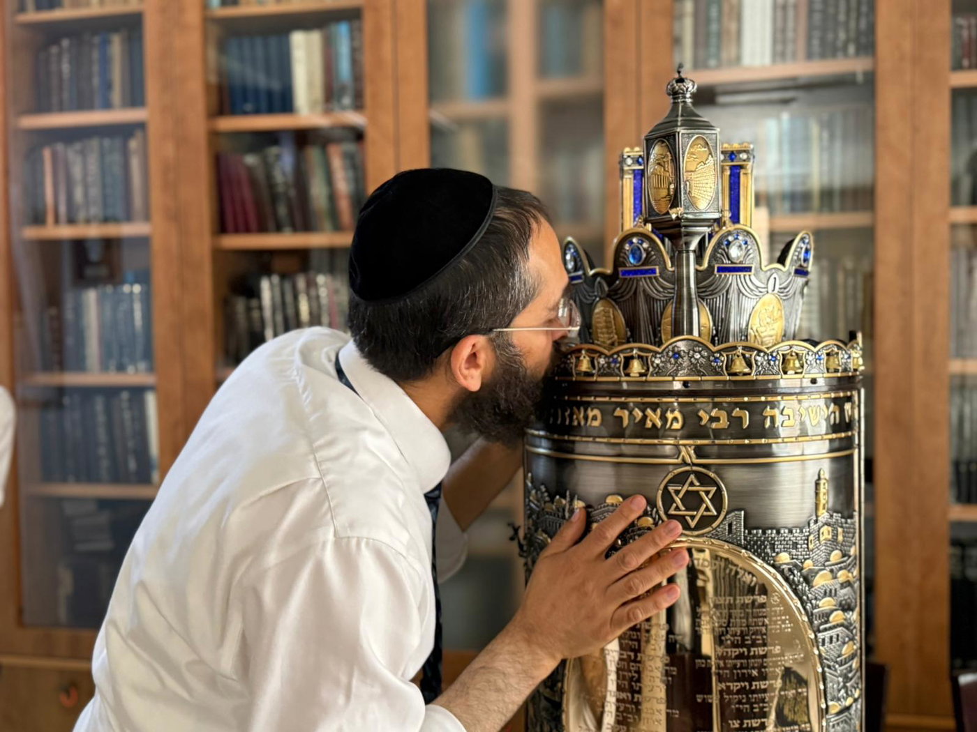 הכנסת ספר תורה בכסא רחמים