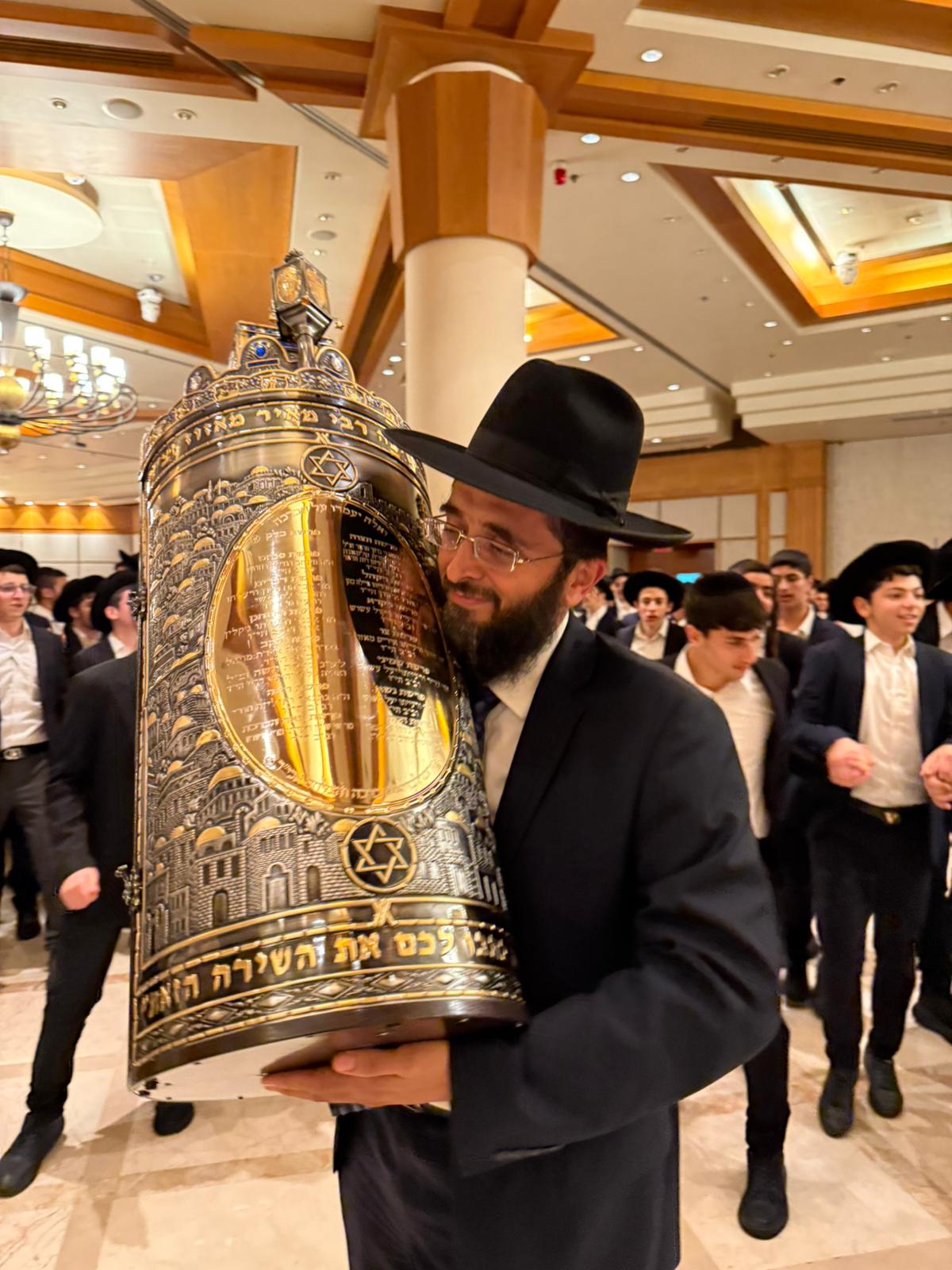 הכנסת ספר תורה בכסא רחמים