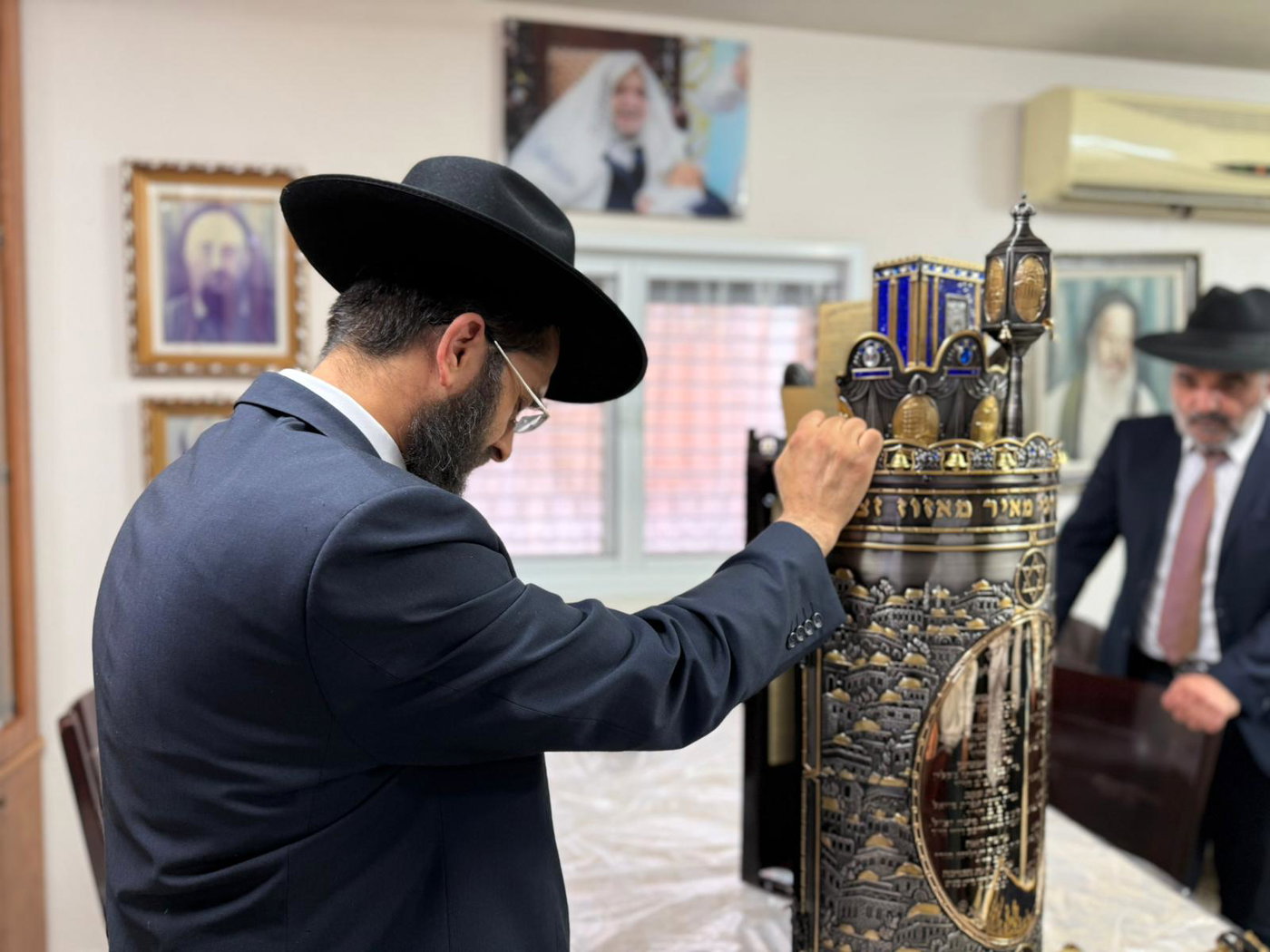 הכנסת ספר תורה בכסא רחמים