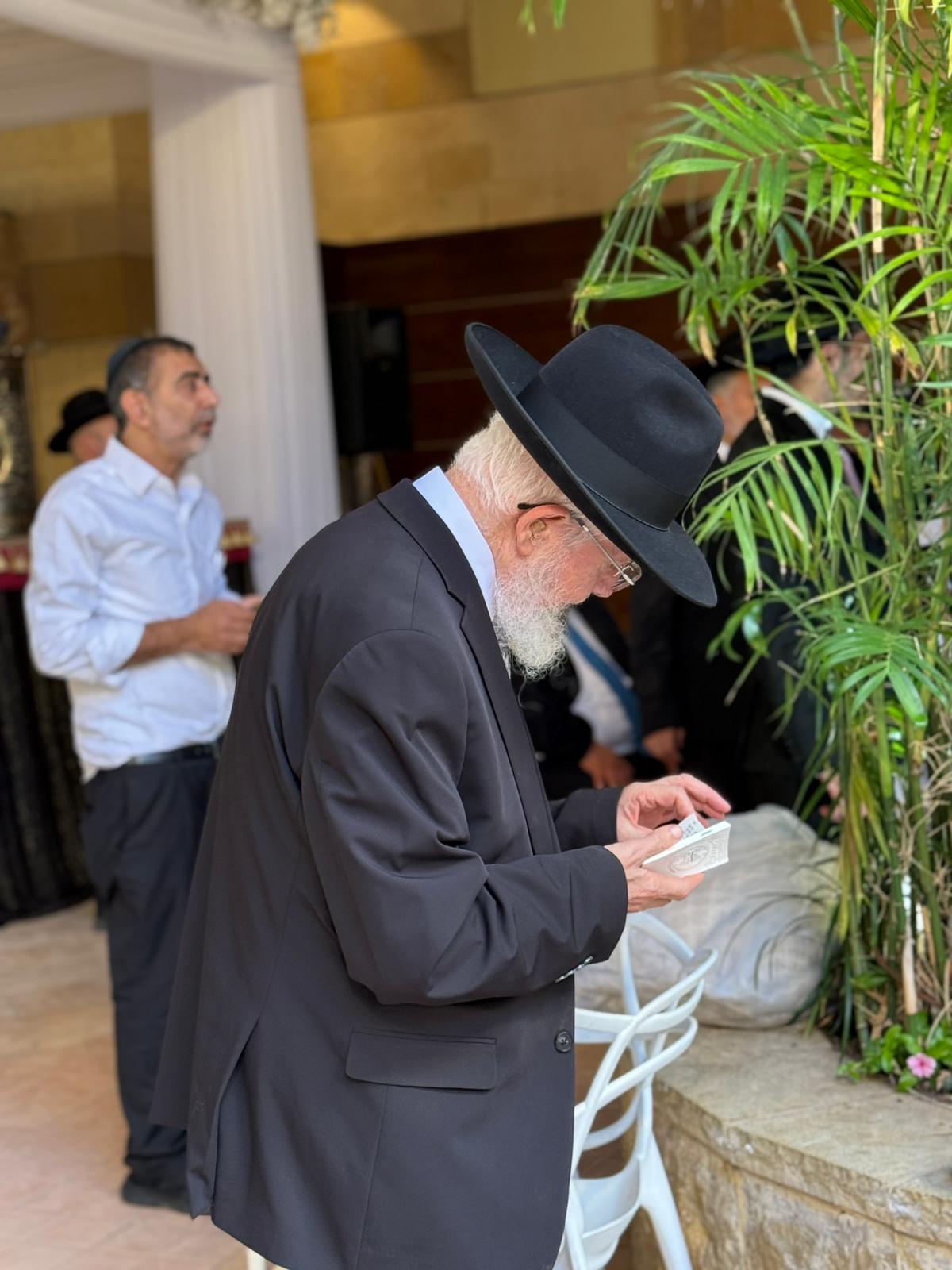 הכנסת ספר תורה בכסא רחמים