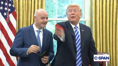 כשנשיא ארה"ב הניף כרטיס אדום לתקשורת: תיעוד קורע מהחדר הסגלגל