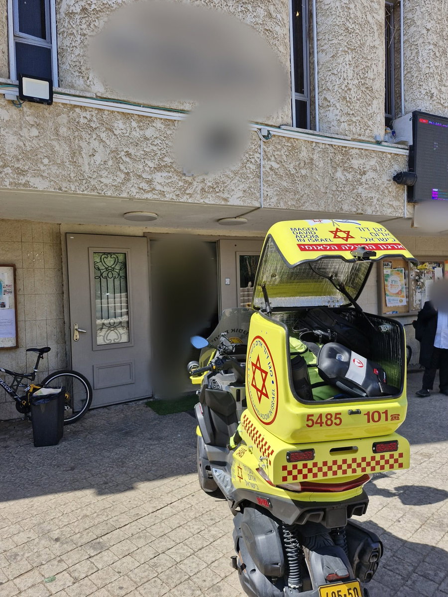 החייאה בבית כנסת החסידי: מתפלל לקה בדום לב באמצע התפילה והתמוטט