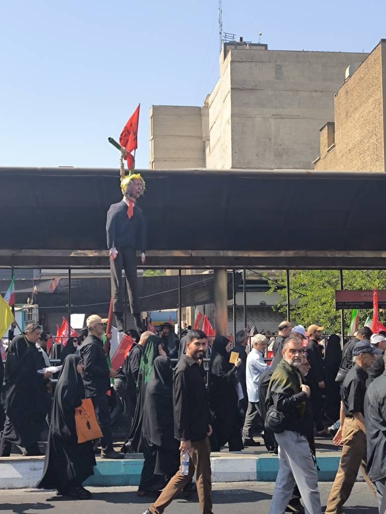 בובת טראמפ בהלוויה