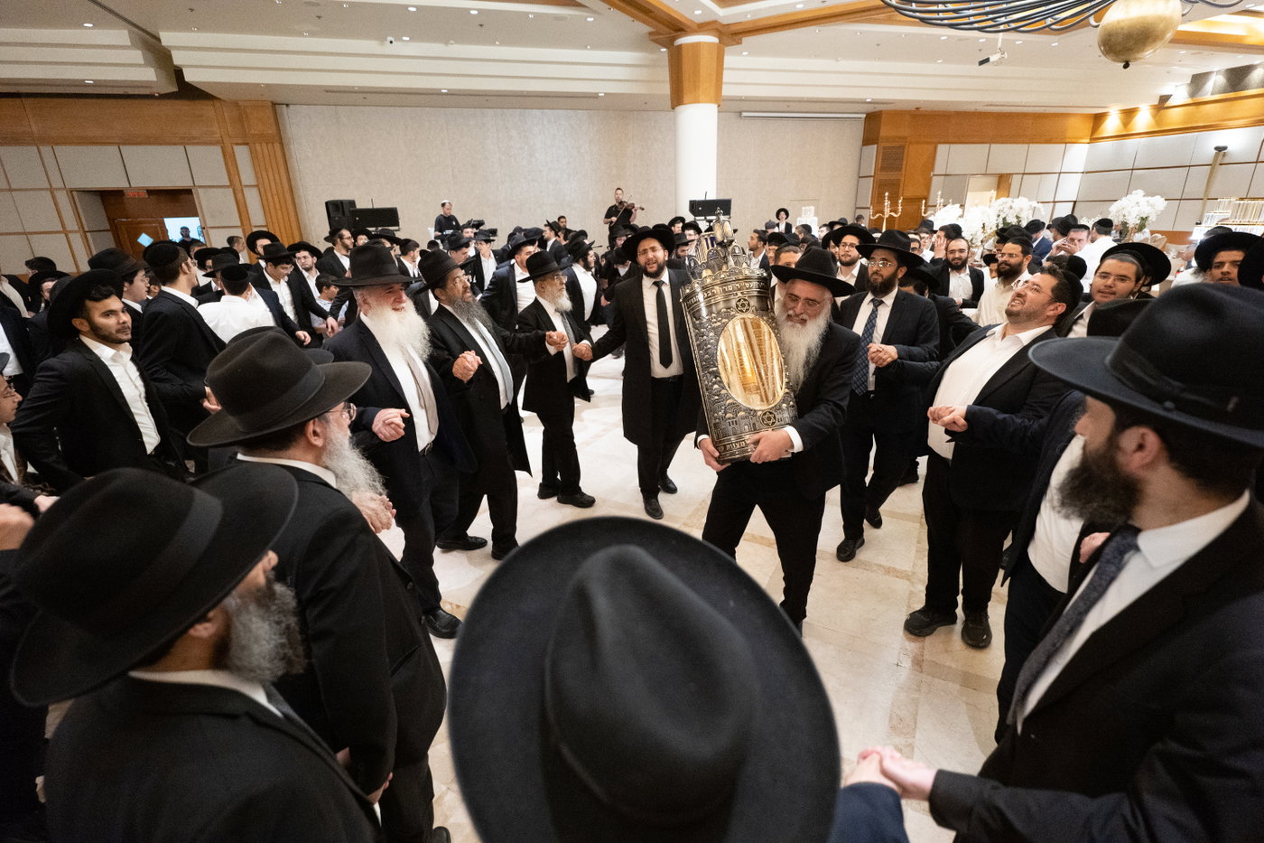 הכנסת ס"ת בכסא רחמים