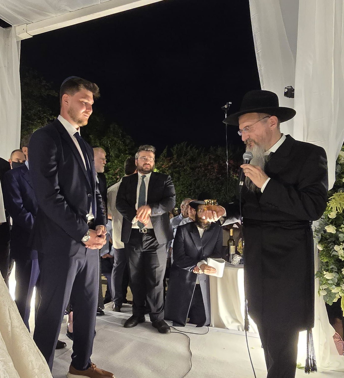 הרב לאזאר מסדר חופה וקידושין