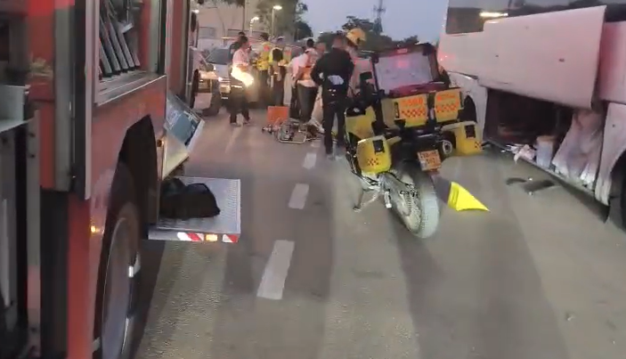 טרגדיה בכביש: נהג אוטובוס נלכד למוות מתחת לאוטובוס בזמן החלפת גלגל