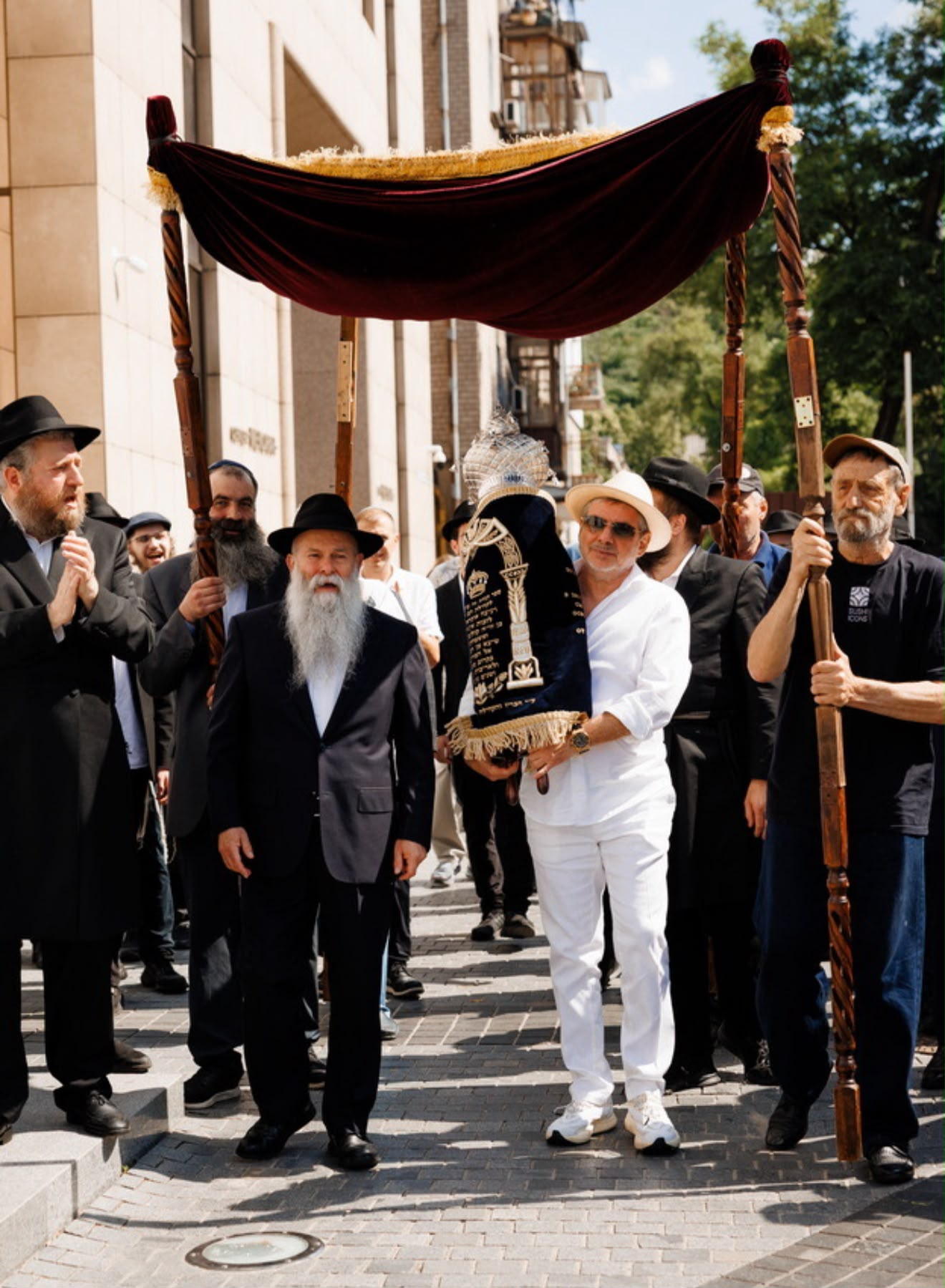 האוליגרך המיליארדר הכניס ספר תורה לבית הכנסת החרדי: "איגור בן זויה"