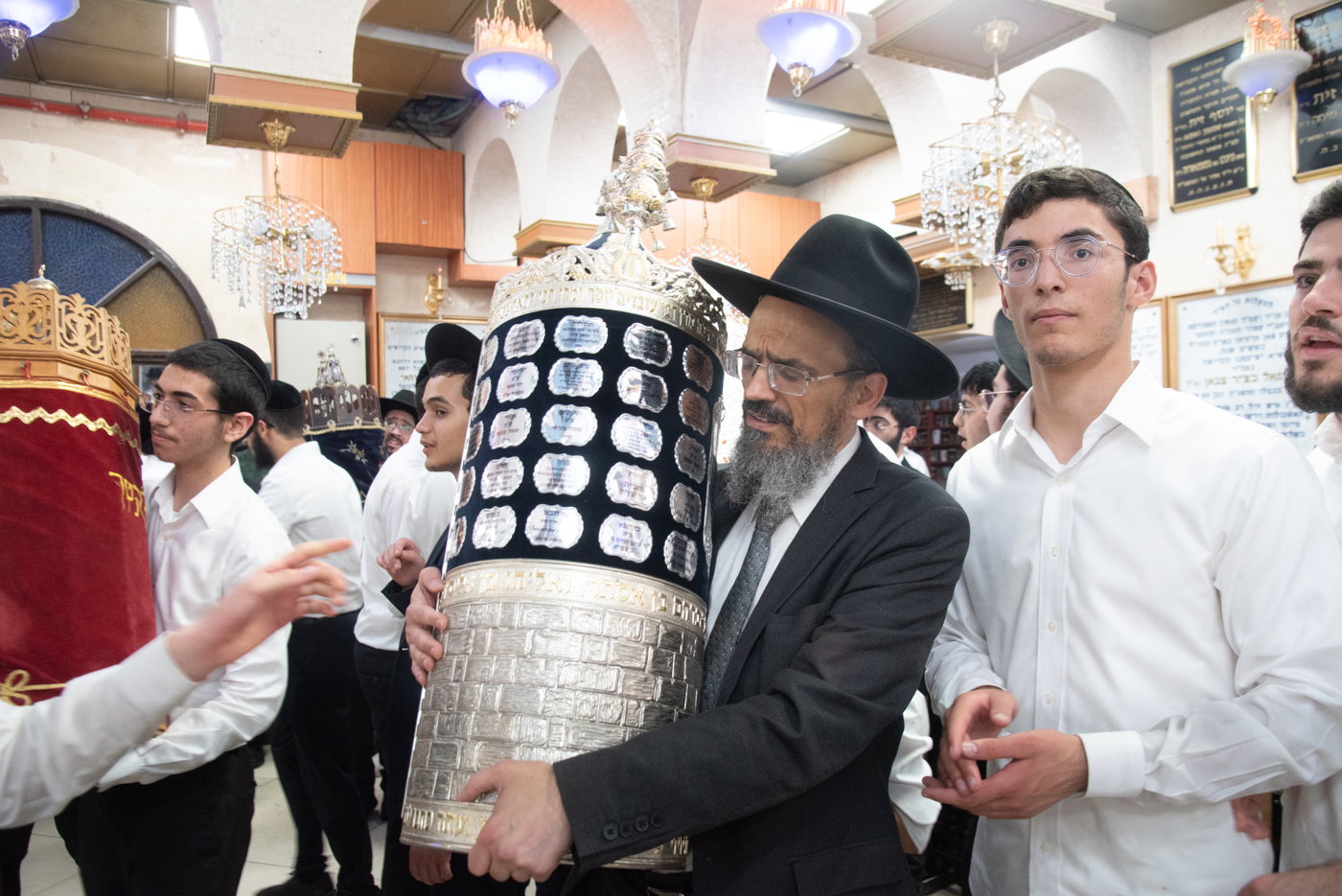 הכנסת ס"ת בכסא רחמים