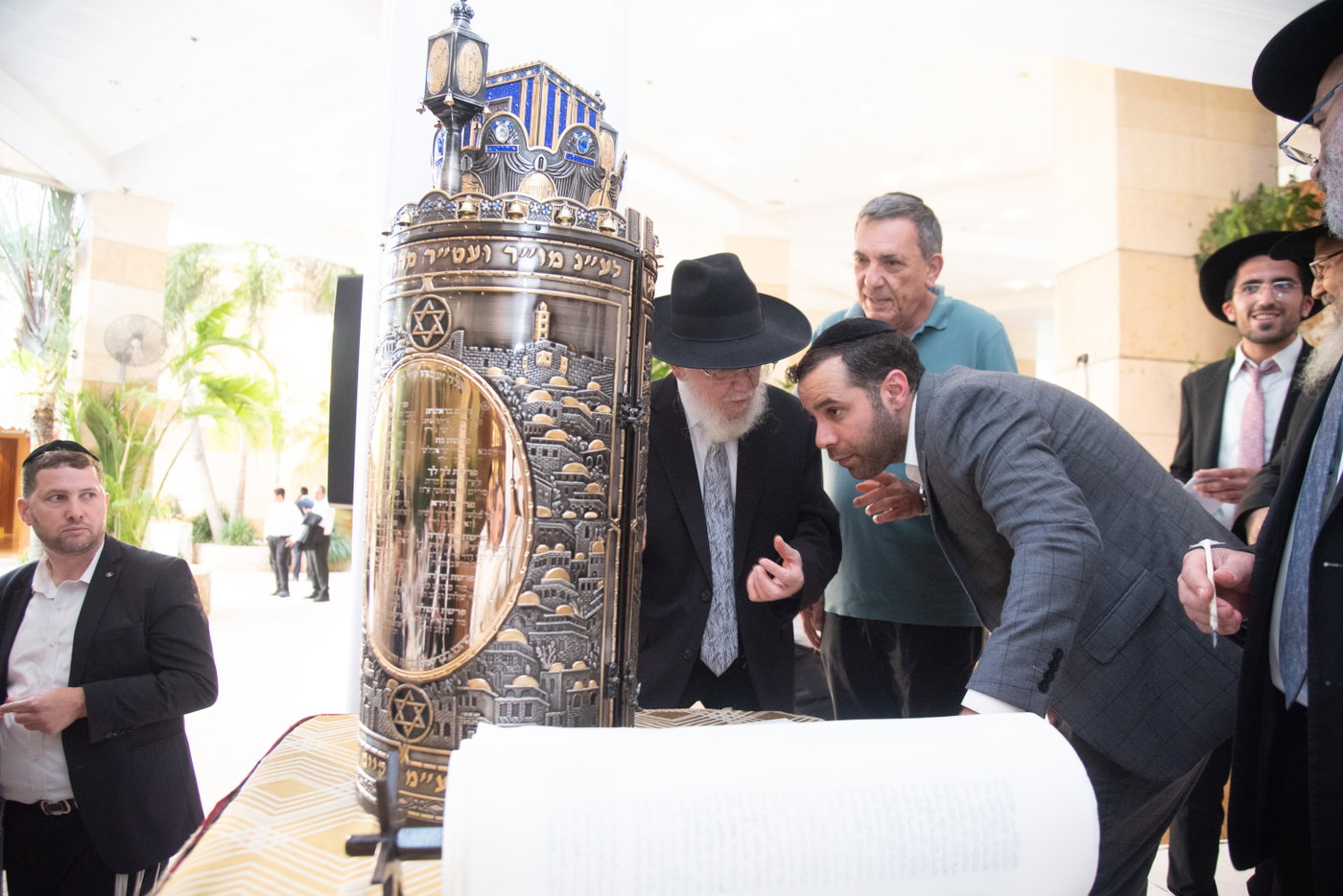 הכנסת ס"ת בכסא רחמים