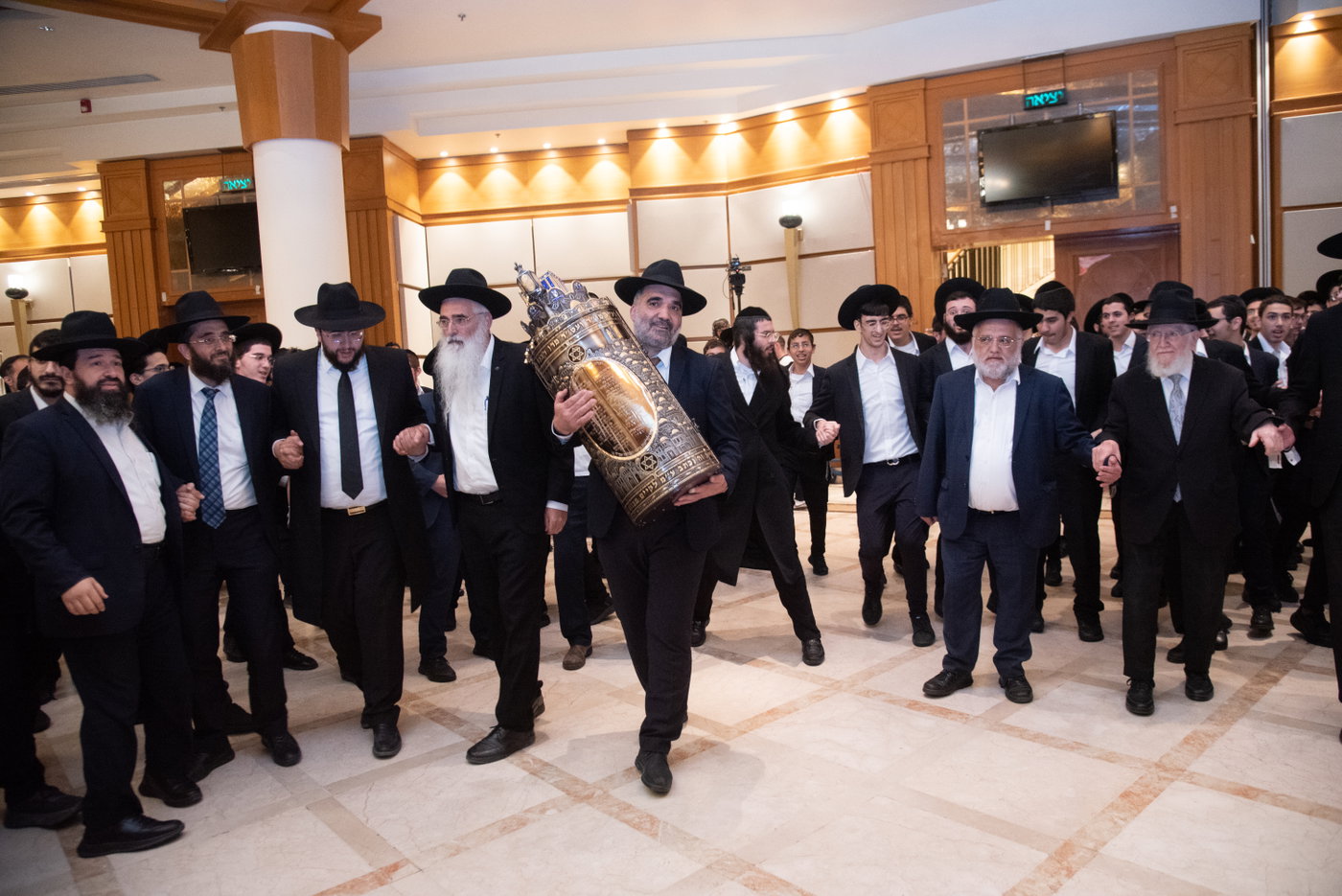 הכנסת ס"ת בכסא רחמים