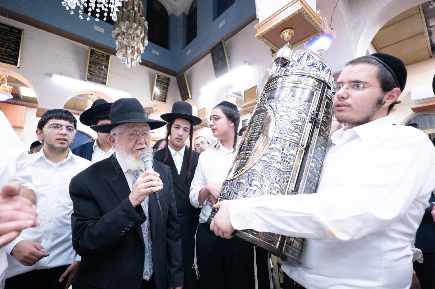 הכנסת ס"ת בכסא רחמים