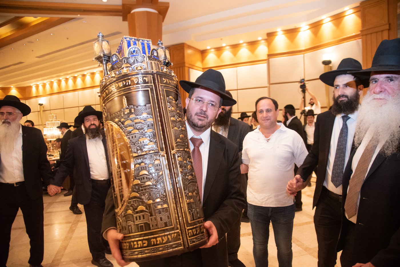 הכנסת ס"ת בכסא רחמים