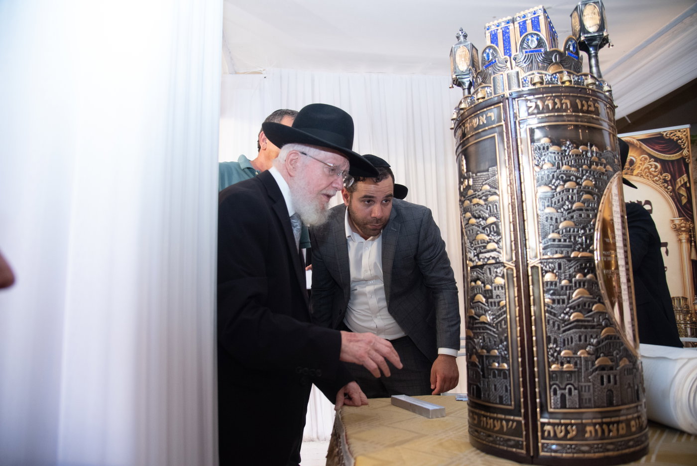 הכנסת ס"ת בכסא רחמים