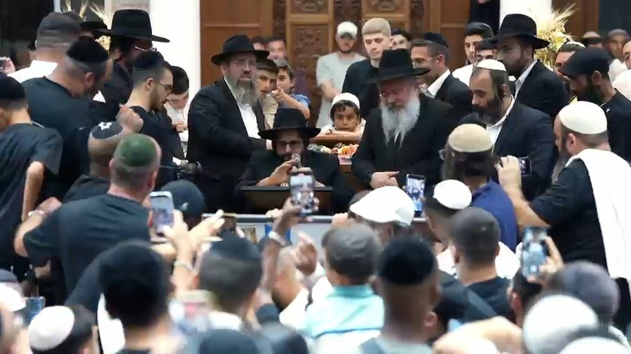 הינוקא בניחום האבלים אצל משפחת המקובל רבי עמוס גואטה זצ"ל