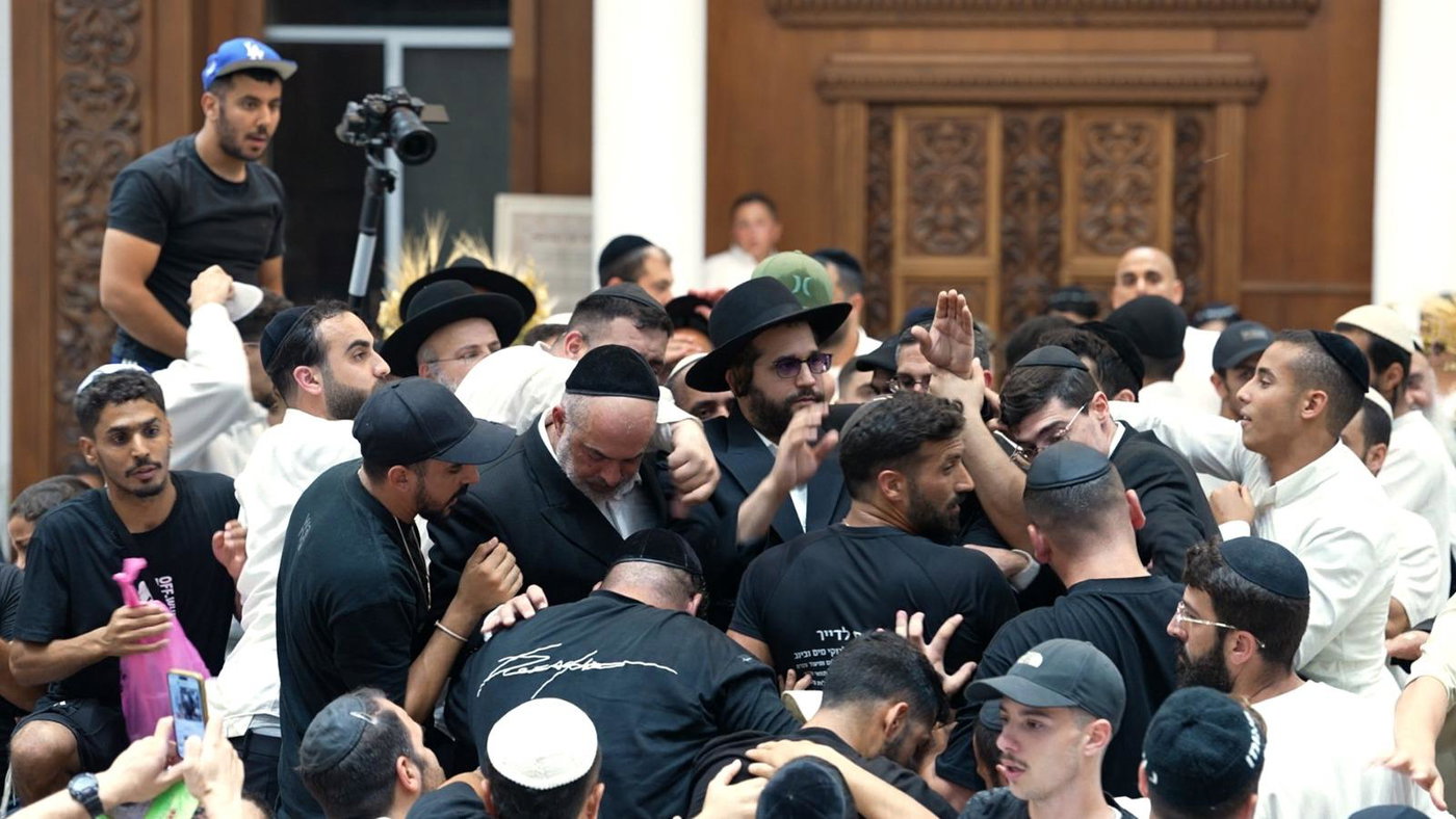 הינוקא בניחום האבלים אצל משפחת המקובל רבי עמוס גואטה זצ"ל