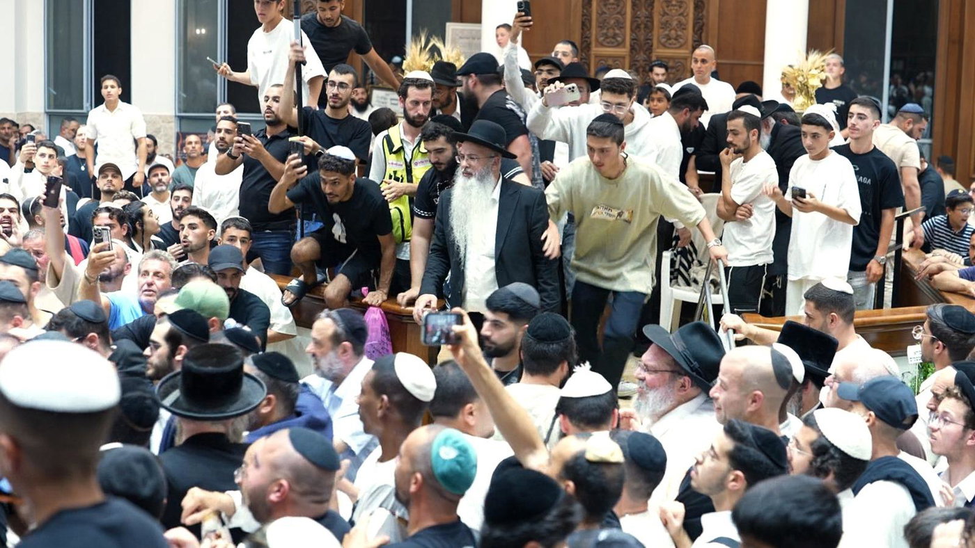 הינוקא בניחום האבלים אצל משפחת המקובל רבי עמוס גואטה זצ"ל