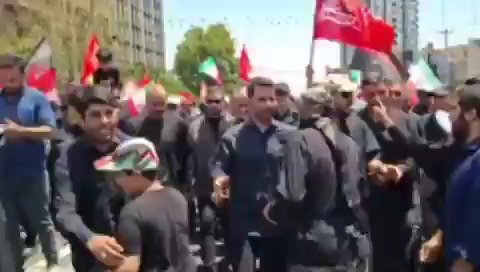 כמה מחברי חיזבאללה, שהטיחו קללות בפזשקיאן על חתימתו על הגיוס וכעת הופיעו בתהלוכת הלוויה, ניסו לתקוף אותו אך נעצרו על ידי שומרי ראשו.