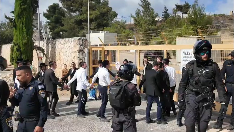 מפגינים חוסמים את הכניסה לבסיס פיקוד המרכז בירושלים