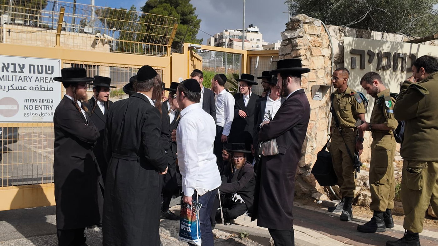 מפגינים חוסמים את הכניסה לבסיס פיקוד המרכז בירושלים