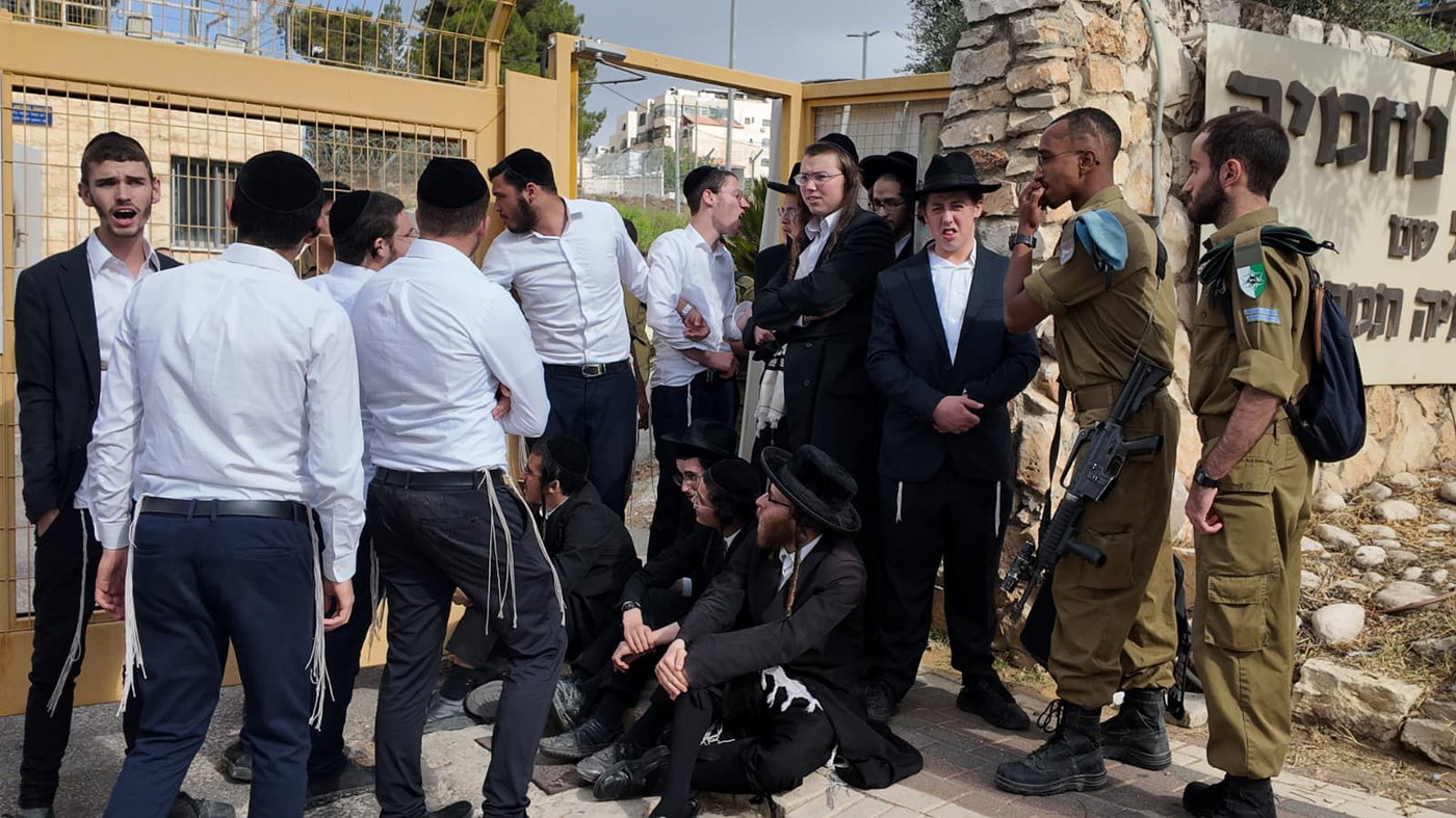 מפגינים חוסמים את הכניסה לבסיס פיקוד המרכז בירושלים