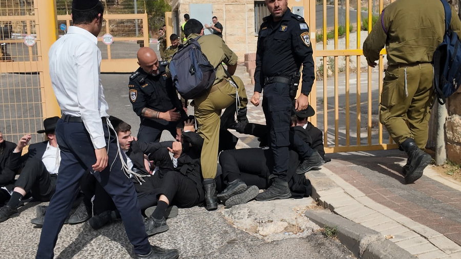 מפגינים חוסמים את הכניסה לבסיס פיקוד המרכז בירושלים