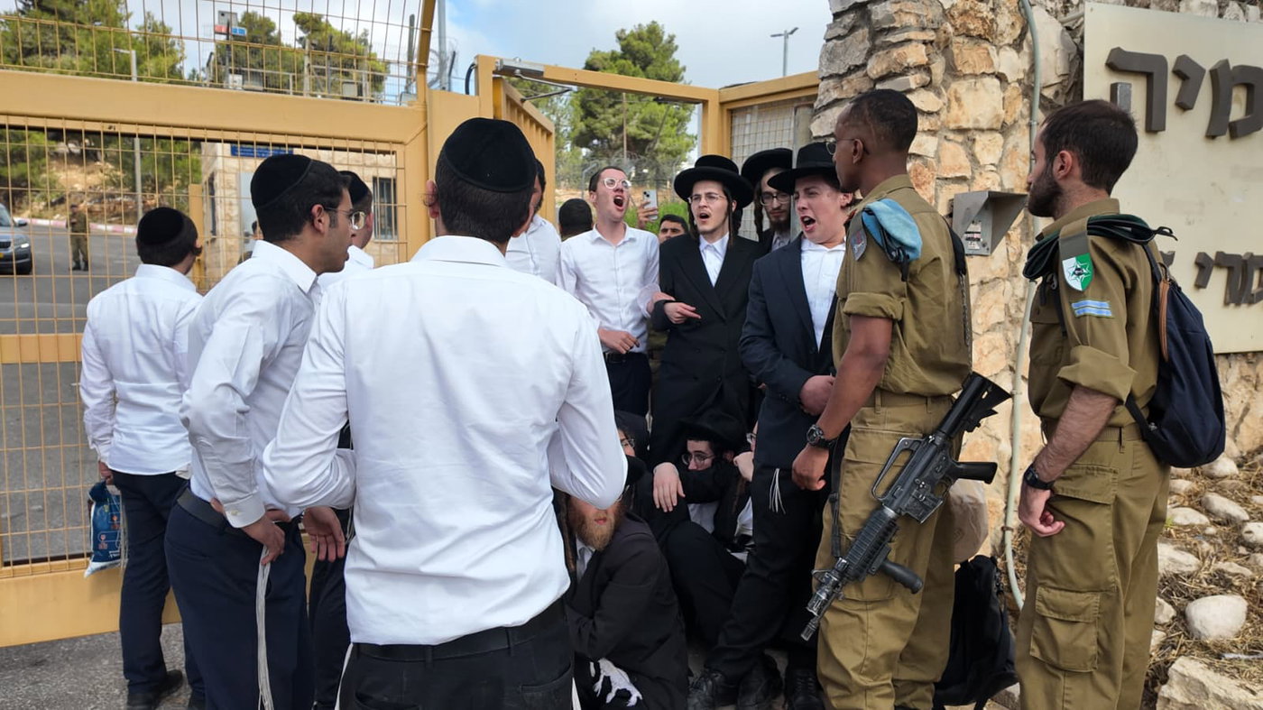 מפגינים חוסמים את הכניסה לבסיס פיקוד המרכז בירושלים