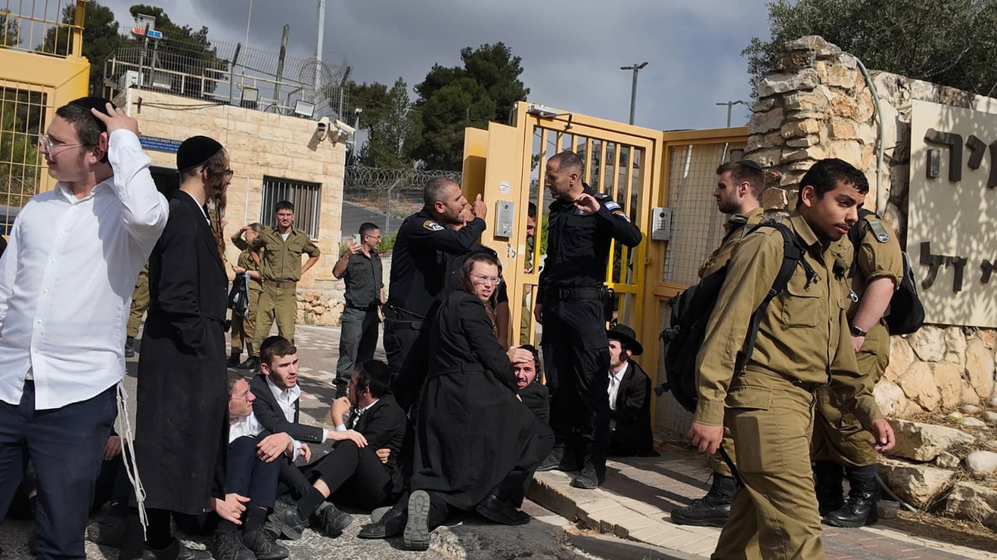 מפגינים חוסמים את הכניסה לבסיס פיקוד המרכז בירושלים