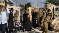 מפגינים חוסמים את הכניסה לבסיס פיקוד המרכז בירושלים