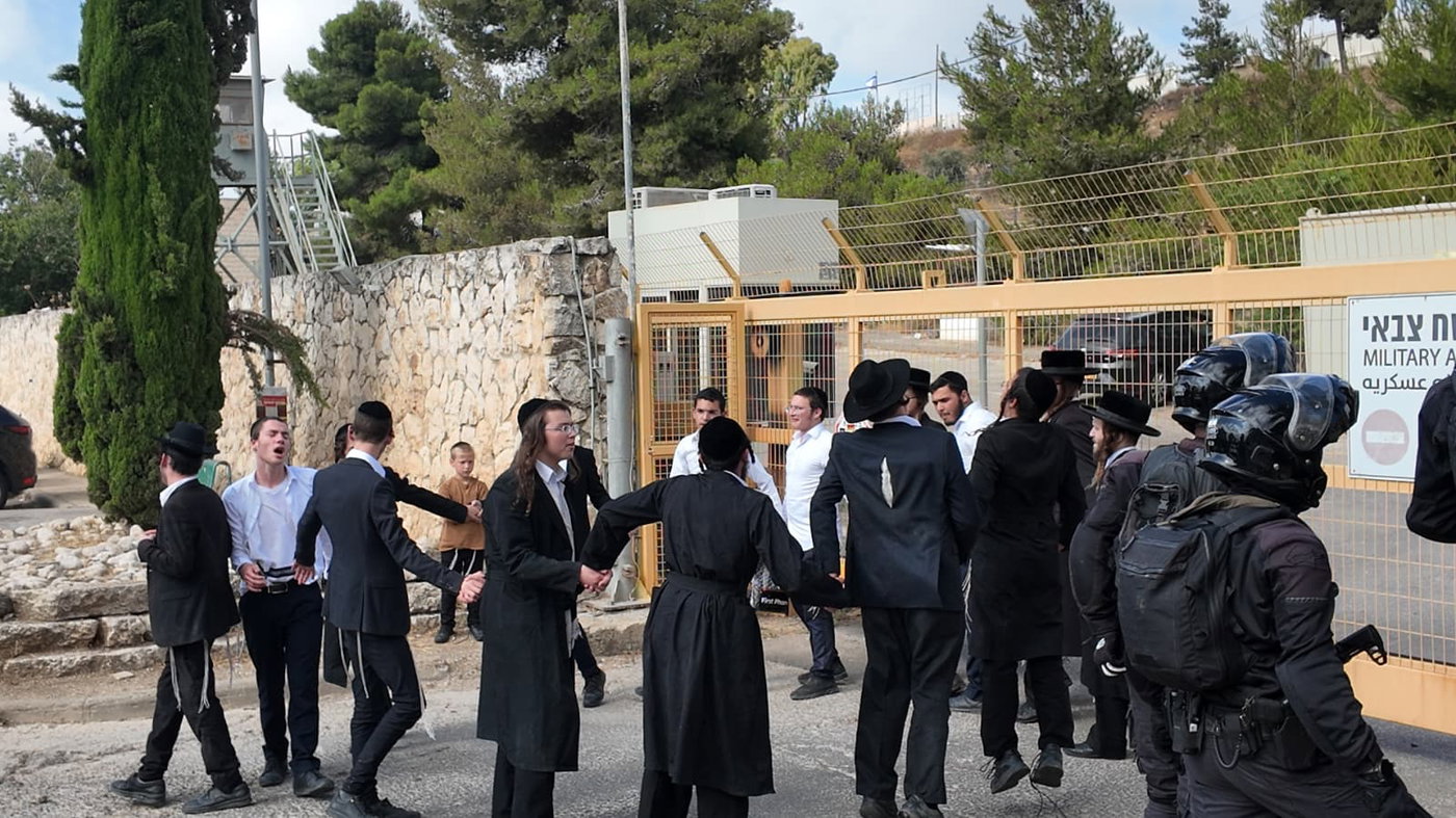 מפגינים חוסמים את הכניסה לבסיס פיקוד המרכז בירושלים
