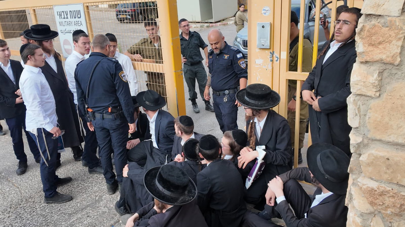 מפגינים חוסמים את הכניסה לבסיס פיקוד המרכז בירושלים