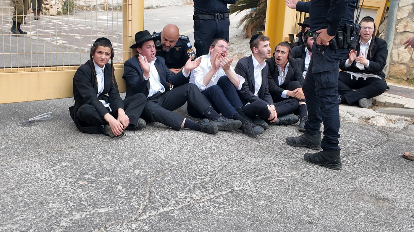 מפגינים חוסמים את הכניסה לבסיס פיקוד המרכז בירושלים