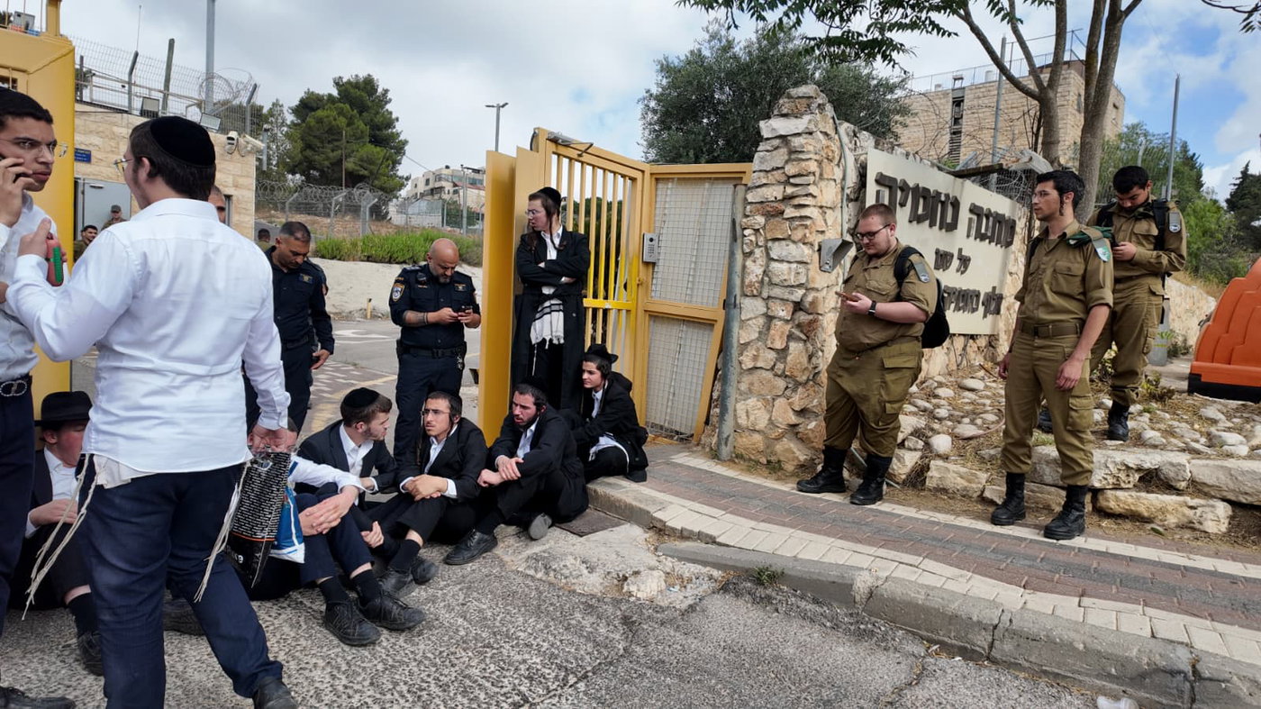 מפגינים חוסמים את הכניסה לבסיס פיקוד המרכז בירושלים