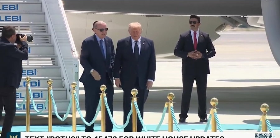 אוחזים ידיים: טראמפ נחת באנקרה והתקבל על ידי ארדואן | צפוי לאשר מטוסי F-35 לטורקיה | תיעוד