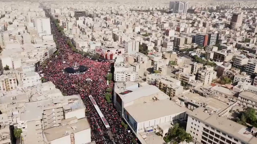 רבבות בהלוויה עלי חמינאי