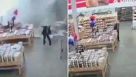 הכל קרס בשניות: לכודים בקניון בארה"ב בעקבות מזג אוויר קיצוני | צפו