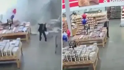 הכל קרס בשניות: לכודים בקניון בארה"ב בעקבות מזג אוויר קיצוני | צפו