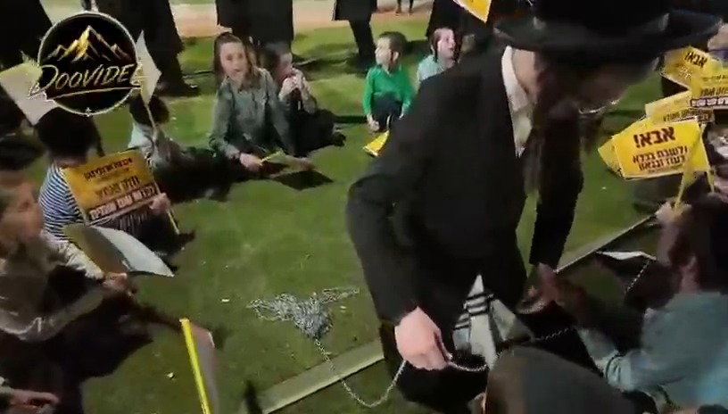 המחאה החריגה מחוץ לכלא 10