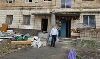 הרב יונתן מרקוביץ' במהלך החלוקה באיזורים שנפגעו