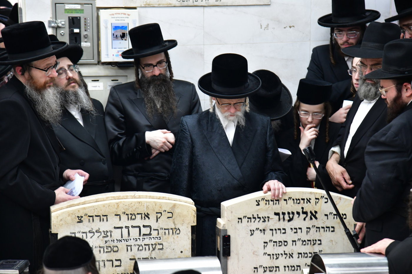 האדמו"ר מסערט ויזניץ בתפילה על ציון אביו זצ"ל