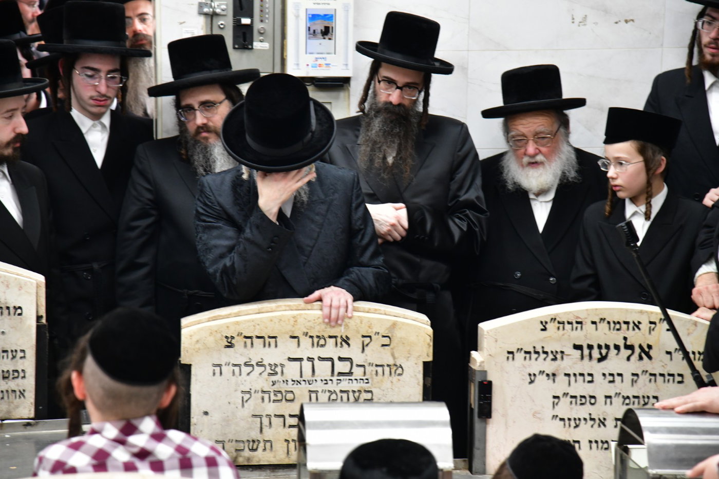 האדמו"ר מסערט ויזניץ בתפילה על ציון אביו זצ"ל