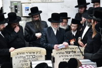 האדמו"ר מסערט ויזניץ בתפילה על ציון אביו זצ"ל